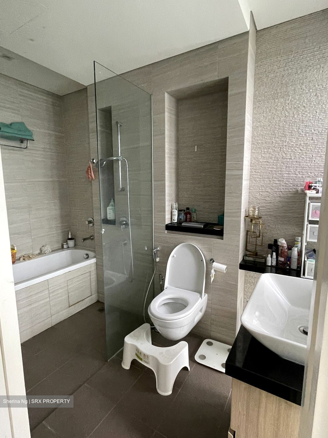 Charlton 27 (D19), Terrace #393385471